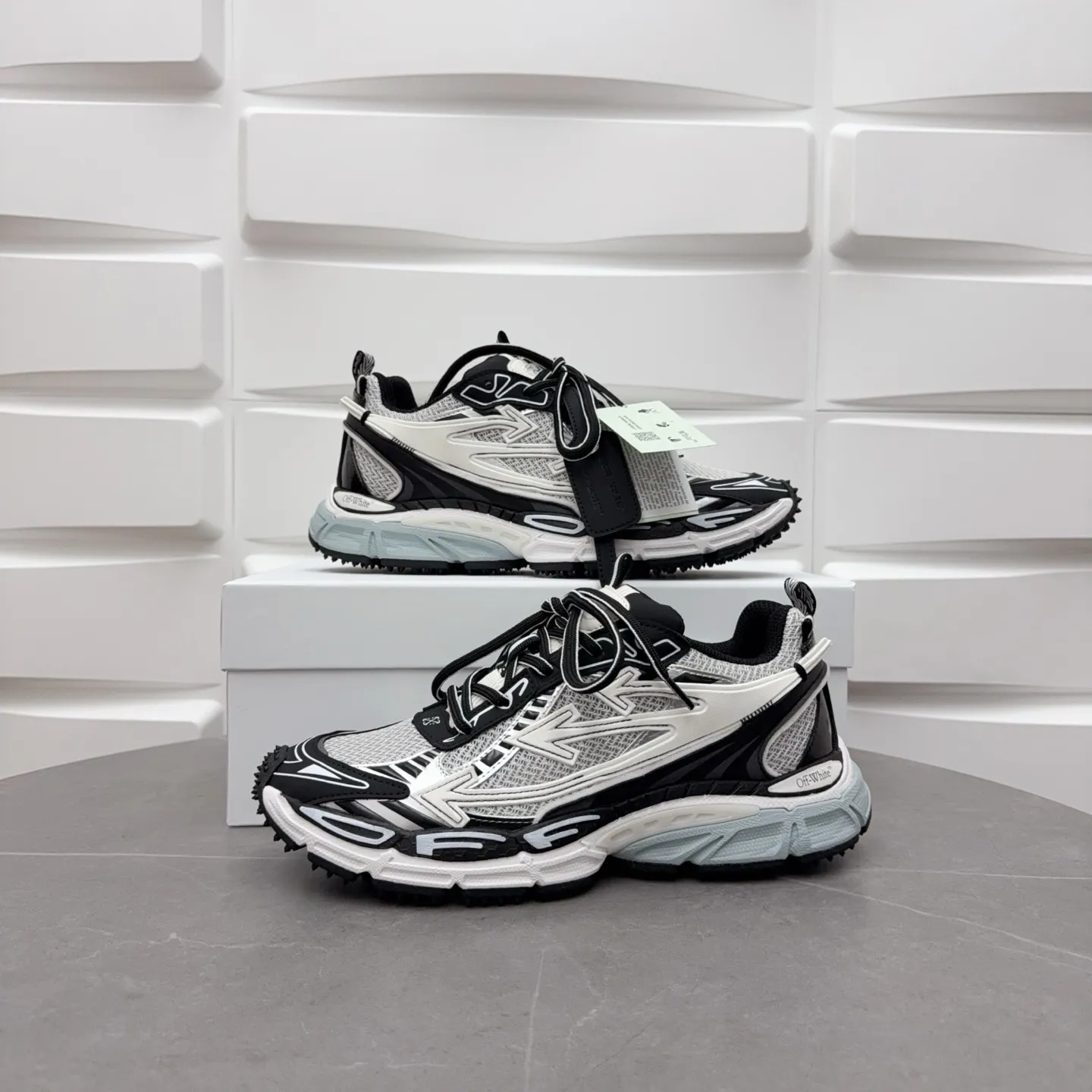 【off- white】P: 720💰Couple style👫, Size: 35-44 (Male 38.45.46 custom-made) High-quality version👊"Out of office" series original mold opening, original lasting, production process 1:1 original version ➰OFF GREY) OFF-WHITE Be Right Back Couple style👫Round toe lace-up arrow pattern low-top lifestyle casual shoes green. A running shoe called the "Be Right Back" sneaker. The design of this sneaker is inspired by Japanese sports aesthetics and craftsmanship, with running performance and principles at its core.